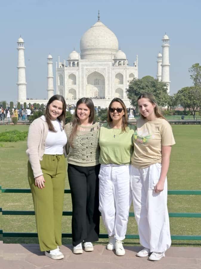 Same Day Taj Mahal and Agra Day Tour from Delhi by Car - Visiting the Taj Mahal: An Icon of Love  