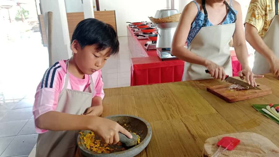 Sanur: Balinese Cooking Class with Optional Market Tour - The Guide and Group Dynamics