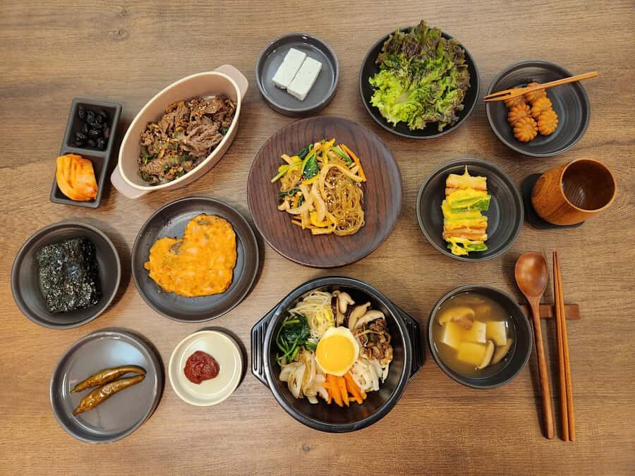 Seoul: 6-Dish Korean Cooking Class & Hidden Alley Tour - Authenticity and Authentic Experiences