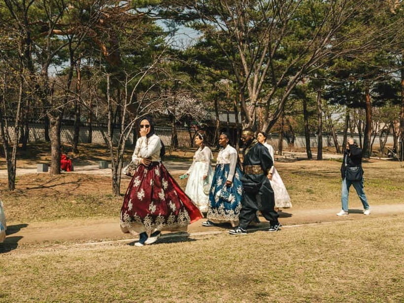 Seoul: City Hightlights, Palace Tour, and Optional Hanbok - Practical Details: What to Expect