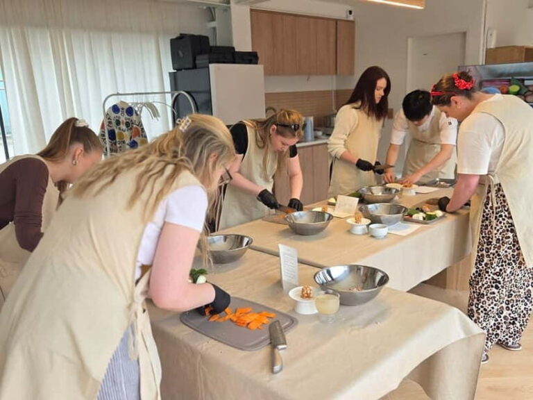 Seoul: Cooking Class and Tour with Michelin-Trained Chef - Why This Experience Works Well