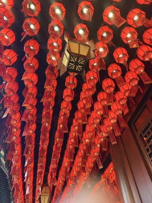 Shanghai: 3-hour Street Food and Temple Tour - Exploring the Temple: Yu Fo Temple