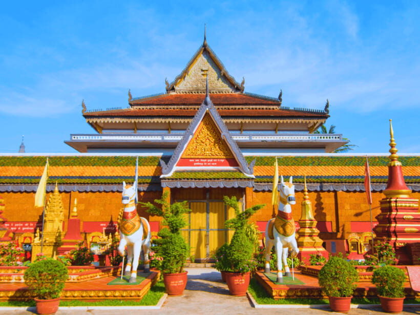 Siem Reap: Baddish Temples and City Walking Guided Tour - Market Visits and Street Strolls