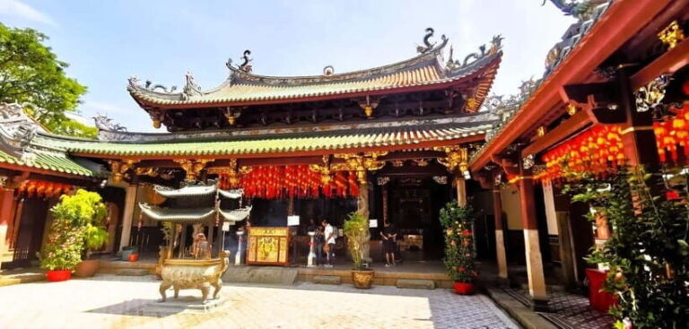 Singapore: Chinatown Historic Walking Tour with Lunch - Walking Through Streets and Heritage Sites