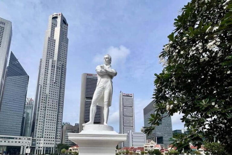 Singapore: City Highlights Tour with Coffee and Kaya Toast - Crossing the Cavenagh Bridge and Passing The Fullerton Waterboat House