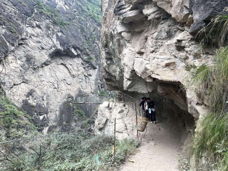 Tiger Leaping Gorge Trekking in the Canyon - The Experience in Detail