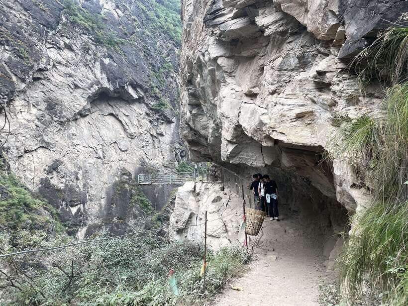 Tiger Leaping Gorge Trekking in the Canyon - The Experience in Detail