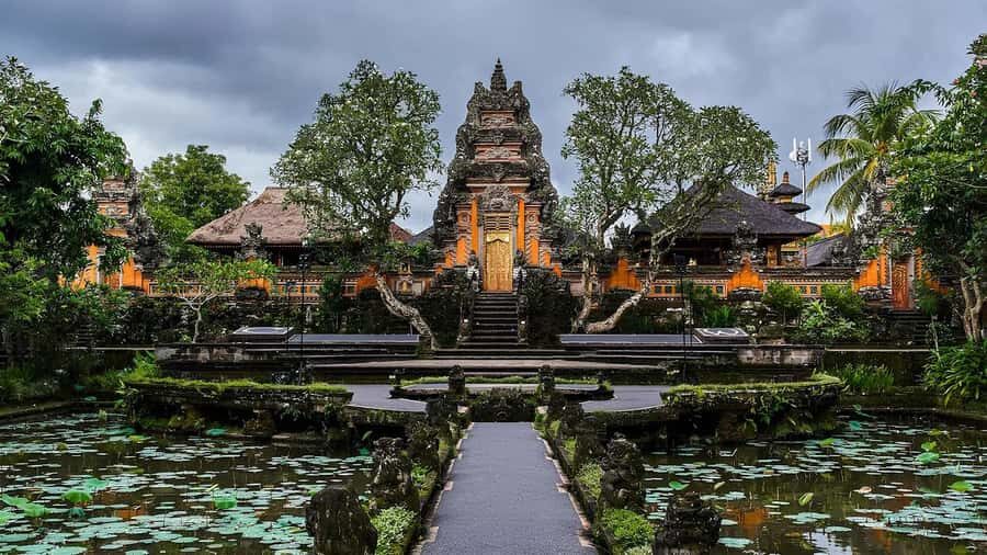 Ubud: Cultural Escape Tegenungan Waterfall, Palace & Temples - Ubud Palace – A Glimpse into Royal Heritage