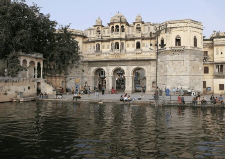 Udaipur: Guided Walking Tour of Ghats with Boat Ride - Exploring the Ghats in Detail