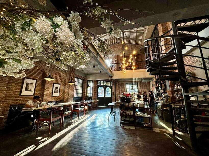 Vientiane IG tour & Patuxay monument - What’s Included & What’s Not