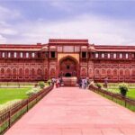 VIP Taj Mahal Express Entry Tour from Delhi with Guide - Exploring the Taj Mahal