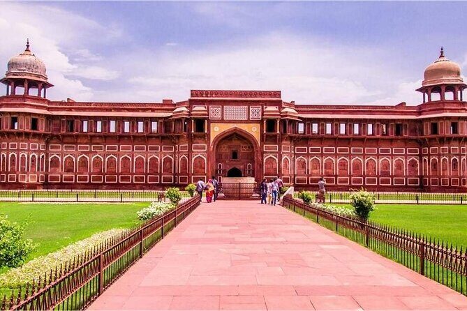 VIP Taj Mahal Express Entry Tour from Delhi with Guide - Exploring the Taj Mahal