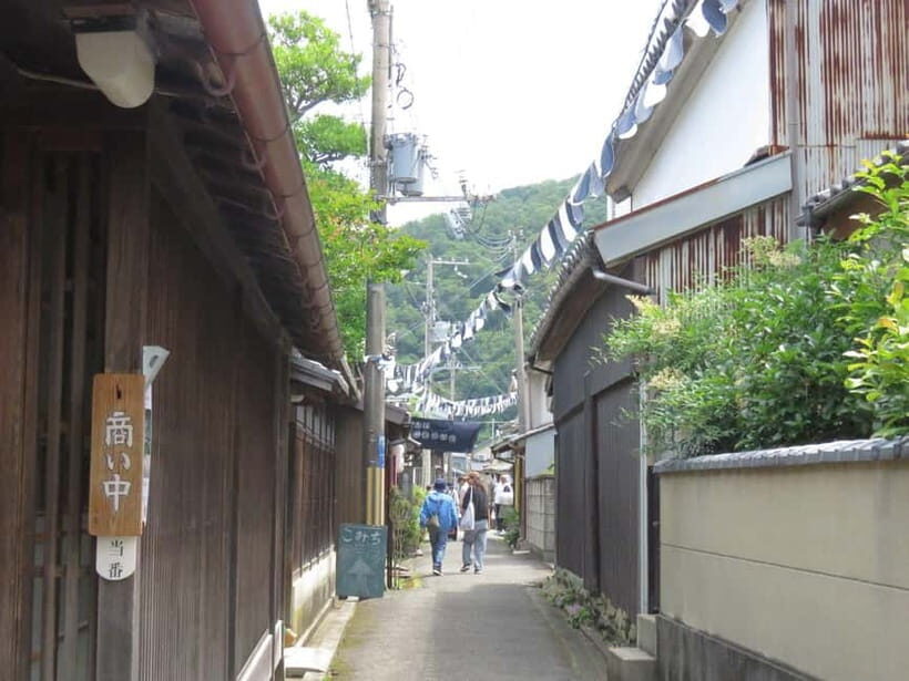 Wakayama: Kuroe Traditional Craft and Sake Tasting Tour - Shopping in Traditional Lacquerware Shops