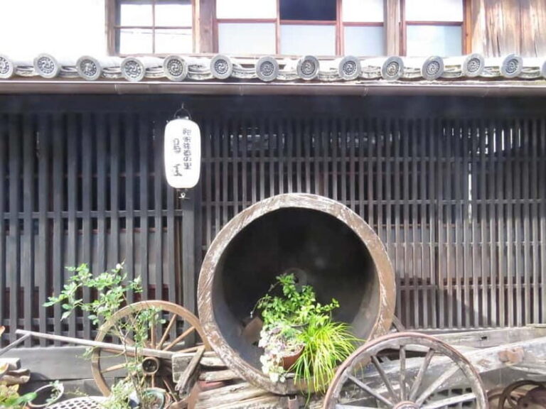 Wakayama: Kuroe Traditional Craft and Sake Tasting Tour - Exploring the Kuroe District: A Walk Through Time