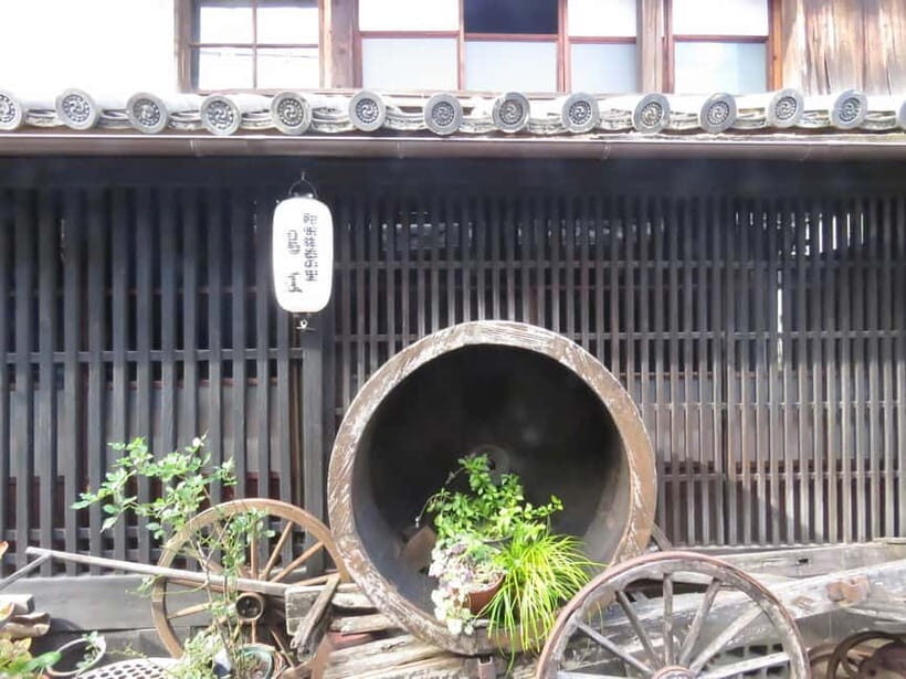 Wakayama: Kuroe Traditional Craft and Sake Tasting Tour - Exploring the Kuroe District: A Walk Through Time