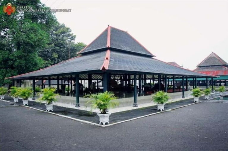 YOGYAKARTA CITY TOUR,SULTAN PALACE,WATER CASTLE AND CRAFTS. - Practical Details and What to Expect