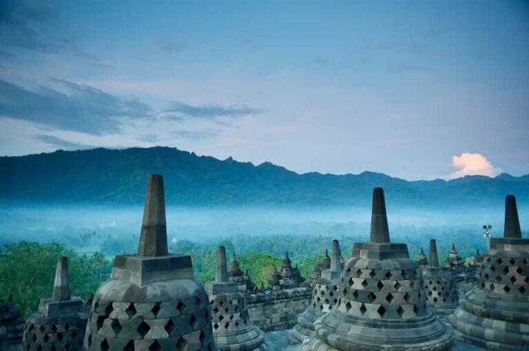 Yogyakarta: Setumbu Sunrise, Borobudur & Prambanan Day Tour - Jumping into the Day — What to Expect