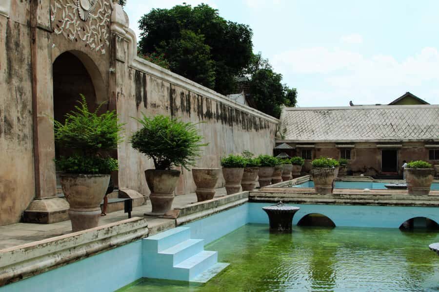 Yogyakarta: Sultan Palace & Water Castle Day Tour - The Water Castle: Taman Sari