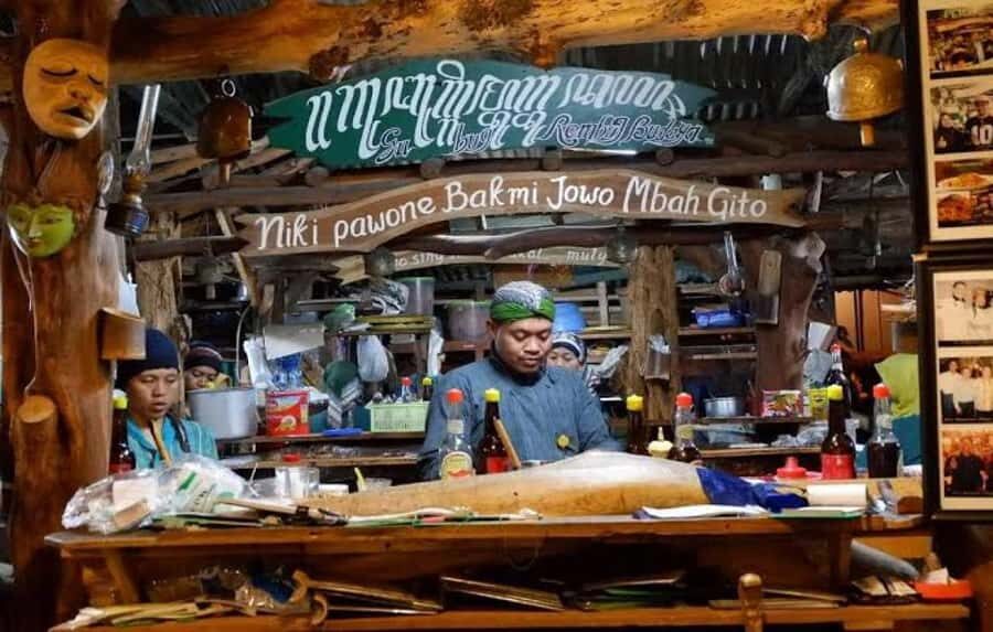 Yogyakarta: Temple Tour & Local Food Experience - Tasting Javanese Flavors: Food and Coffee Stops