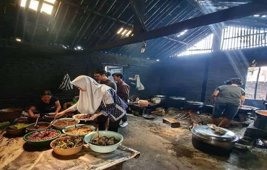 Yogyakarta: Temple Tour & Local Food Experience - What Makes This Tour Stand Out?