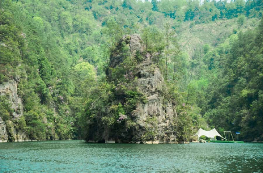 Zhangjiajie: Baofeng Lake or Huanglong Cave Day Trip - An Authentic Look at the Day Trip