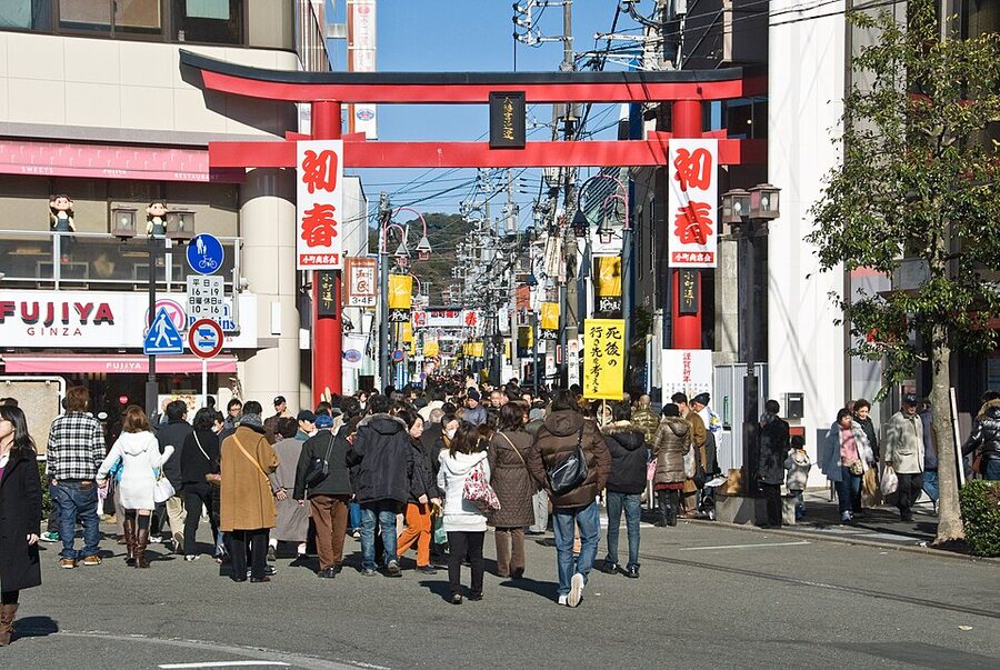 Komachi-dori, the main pedestrian street running from Kamakura station toward Tsurugaoka Hachimangu