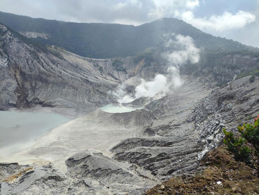 Kawah Ijen acid lake mineral colors