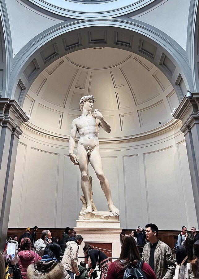 David from a low angle showing the pedestal and the Tribuna's dome