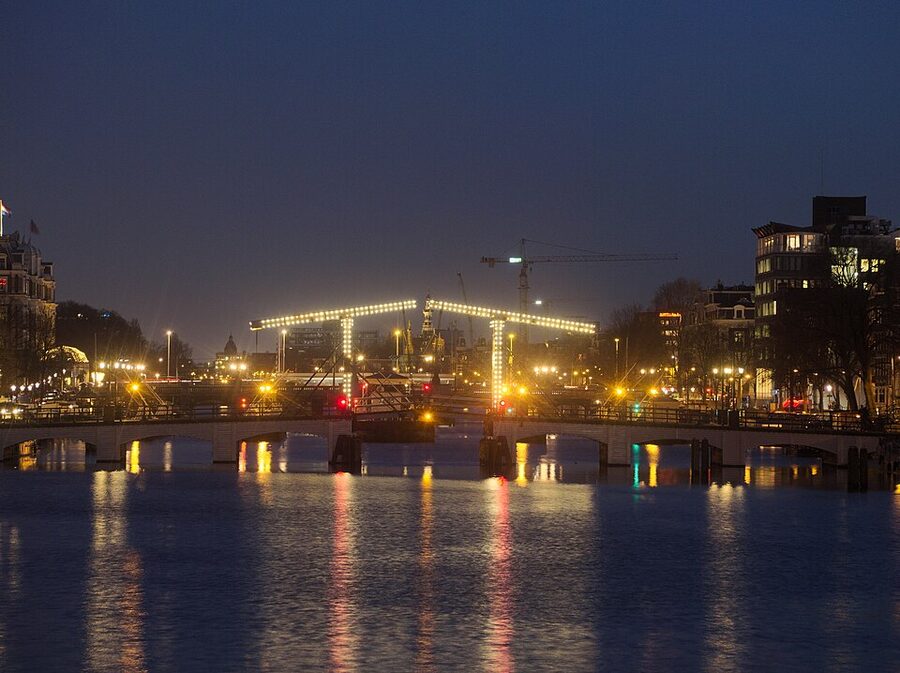 Magere Brug at night seen from Blauwbrug
