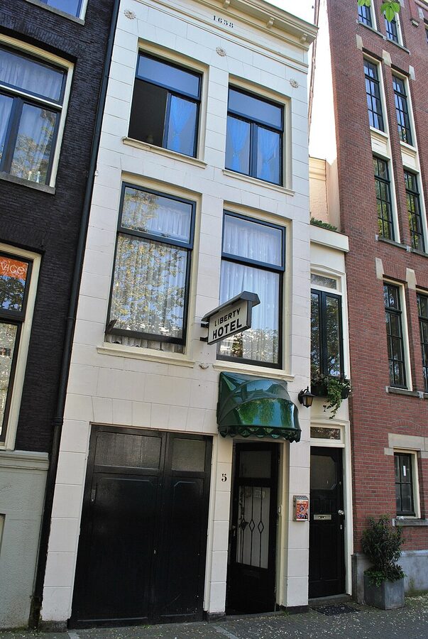 Singel 7 narrowest house Amsterdam from the canal