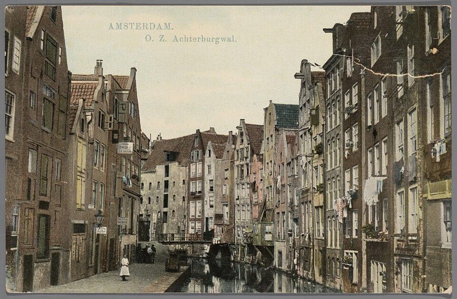 Archive photo of Oudezijds Achterburgwal around 1900