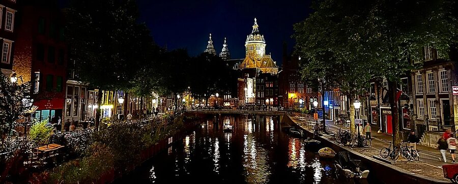 Oudezijds Achterburgwal canal at night Amsterdam