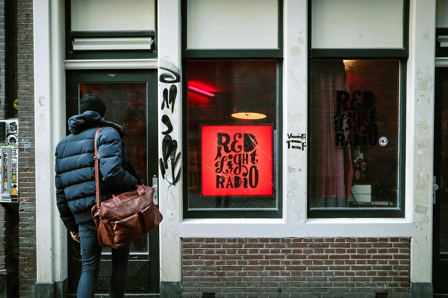 Traveller in Amsterdam street near a shop window