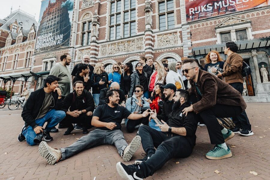 Group of friends in front of Rijksmuseum on Museumplein