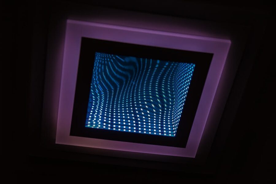 Infinity mirror room similar to AMAZE Amsterdam