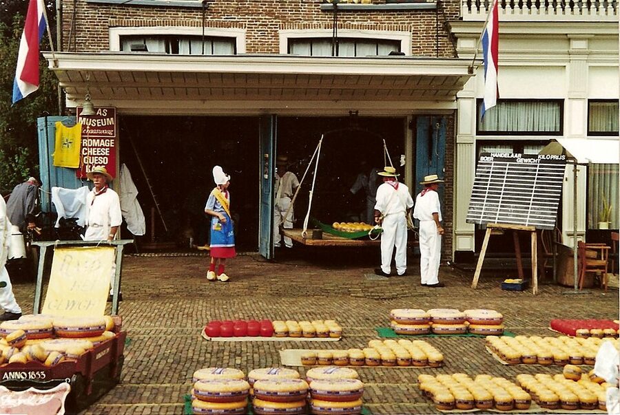 Edam kaasmarkt traditional cheese carriers