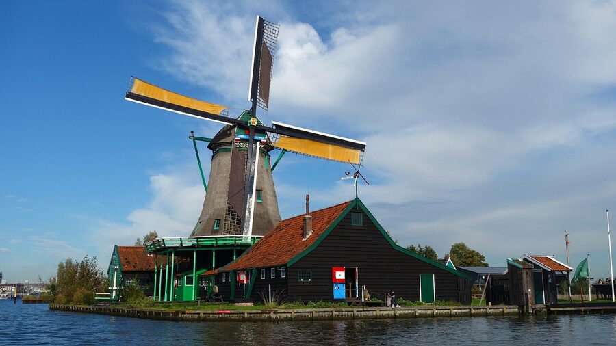 Tourist crowd at a Zaanse Schans windmill