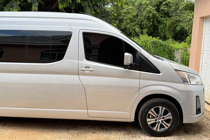 Arrive in Style Montego Bay Roundtrip Transfer - Scenic Coastal Drive