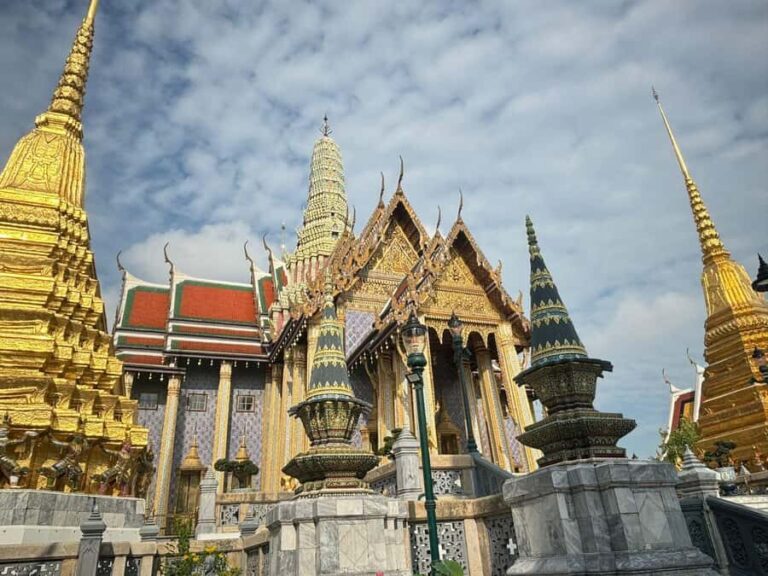 Bangkok: Grand Palace and Wat Phra Kaew Guided Walking Tour - Discovering the Grand Palace and Wat Phra Kaew