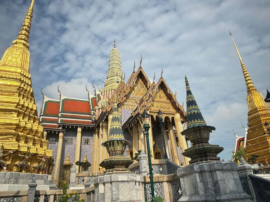 Bangkok: Grand Palace and Wat Phra Kaew Guided Walking Tour - Discovering the Grand Palace and Wat Phra Kaew
