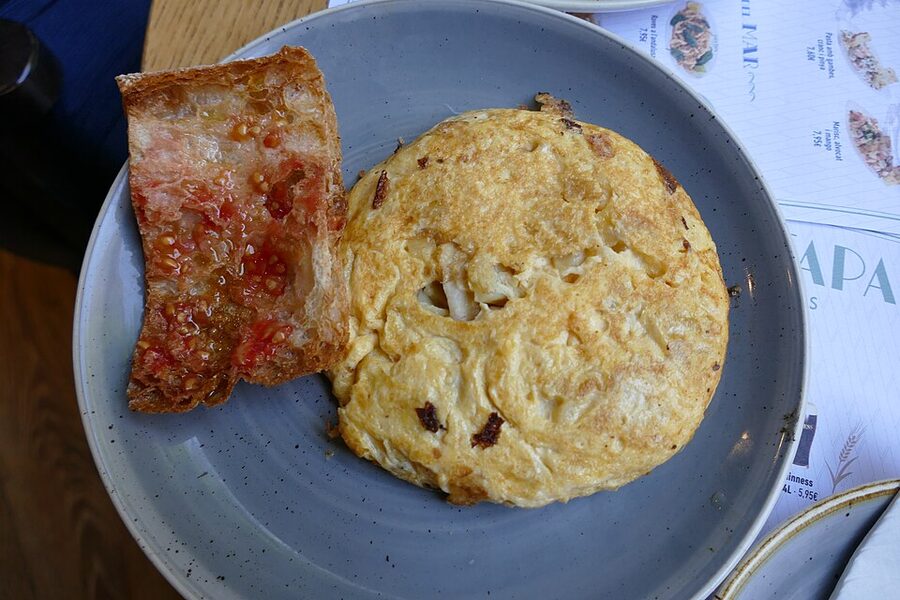Spanish tortilla and pa amb tomaquet bread served in Barcelona