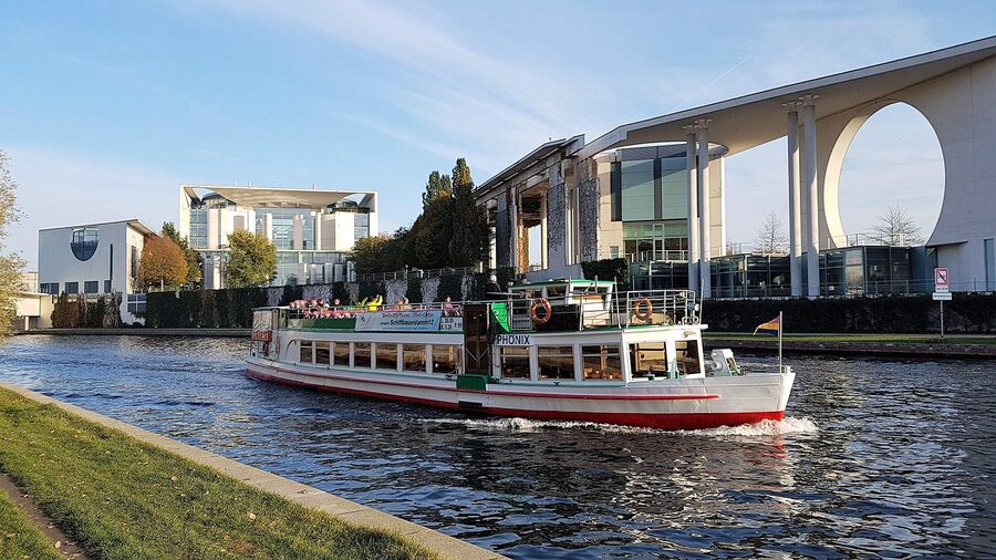 Federal Chancellery seen from a Spree sightseeing boat