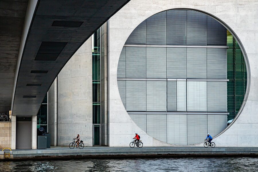 Marie-Elisabeth-Lüders-Haus and bike path on the Spree