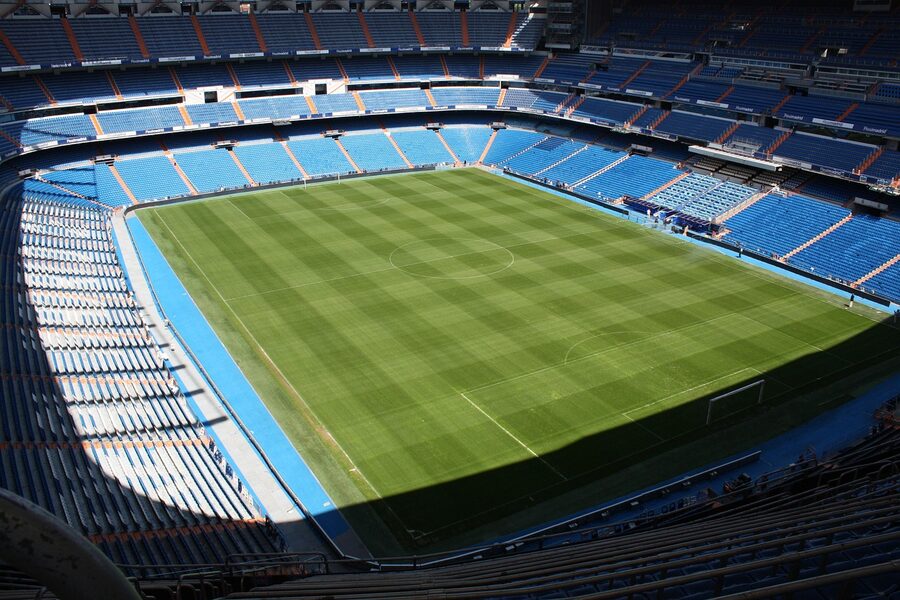 Bernabéu pitch lit at night under stadium floodlights