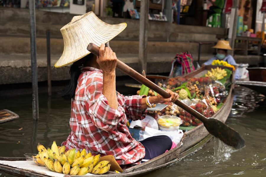 Woman paddling a boat at the Bangkok floating market