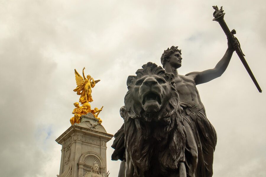 Buckingham Palace memorial statue lion