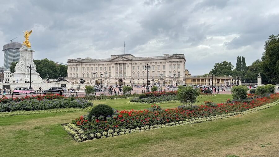 Buckingham Palace Victoria Memorial walk