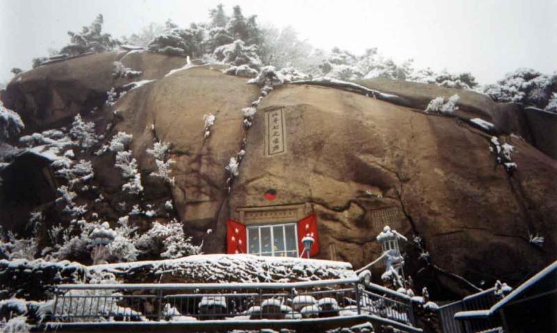 Small shrine along Bukhansan trail