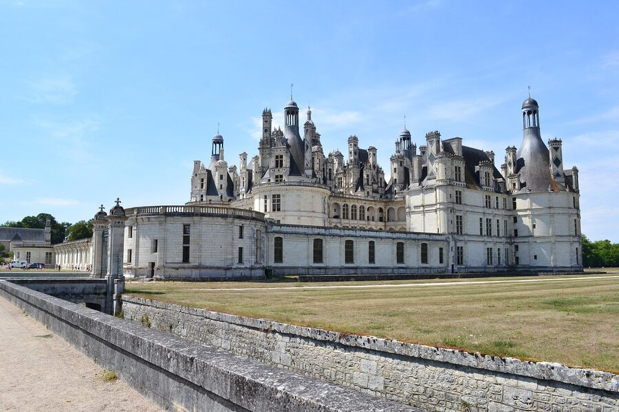 Chambord castle channel and bridge