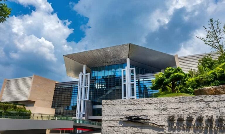 Changsha: Orange Island, Yuelu Mountain & Museum Tour - Transportation and Group Dynamics